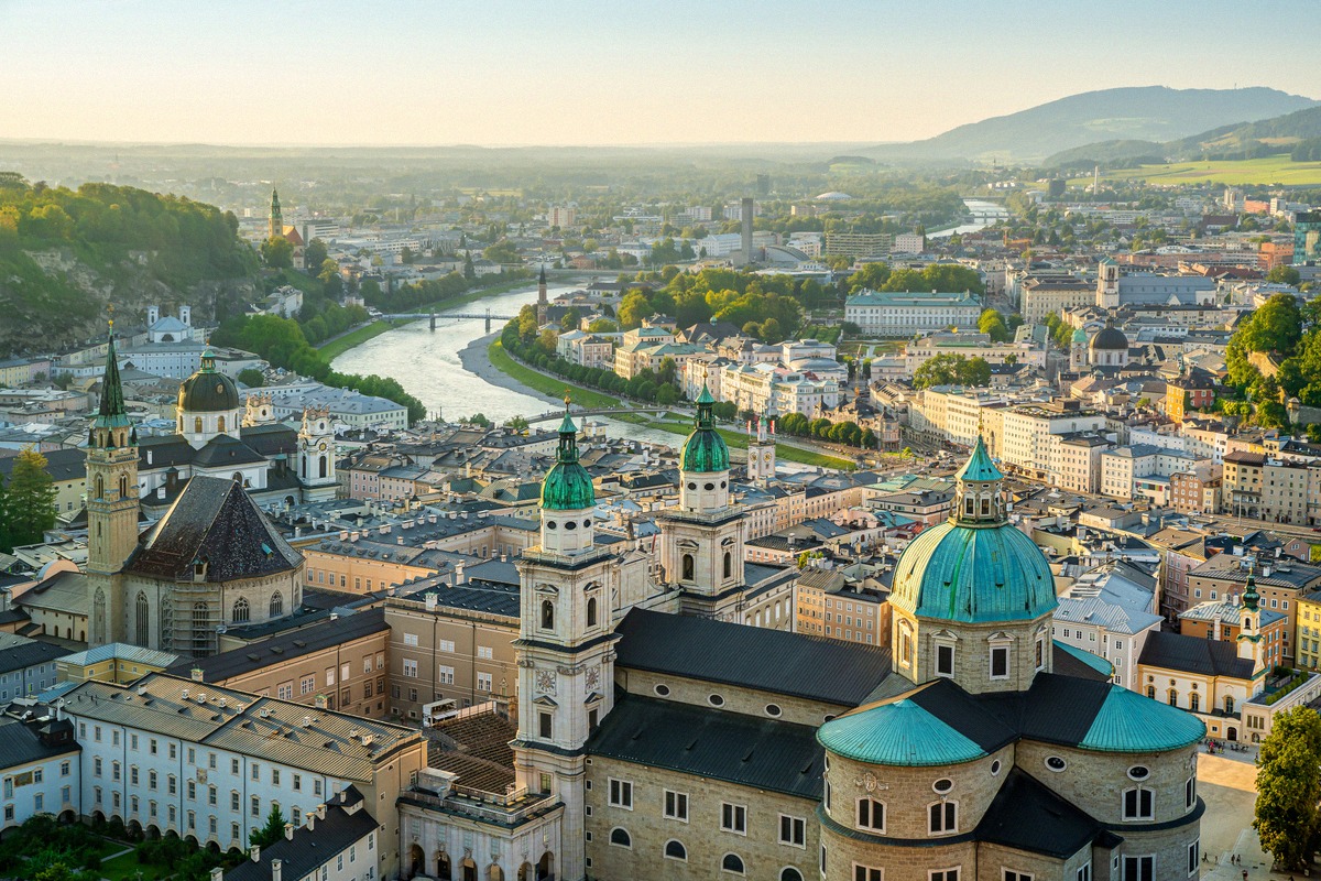 Altstadt-Panorama mit Dom und Salzach